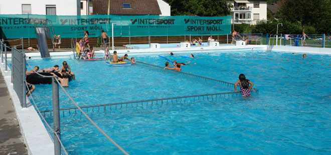 Das Bild zeigt das Quellwasserschwimmbad in Ockstadt, copyright Stadt Friedberg (Hessen)