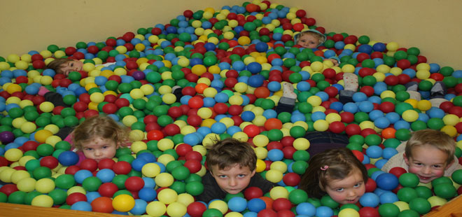 Das Bild zeigt die Kindertagesstätte Regenbogen in Bruchenbrücken, copyright Stadt Friedberg (Hessen)