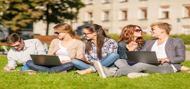 Das Bild zeigt Studenten, copyright Syda-Productions, Fotolia